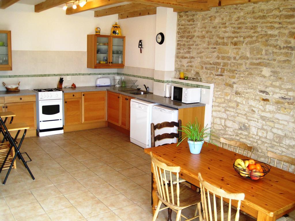 Le Noisetier At Les Hiboux Gites Chef-Boutonne Oda fotoğraf